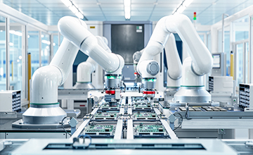 Roboterarme in der Elektronikfertigung